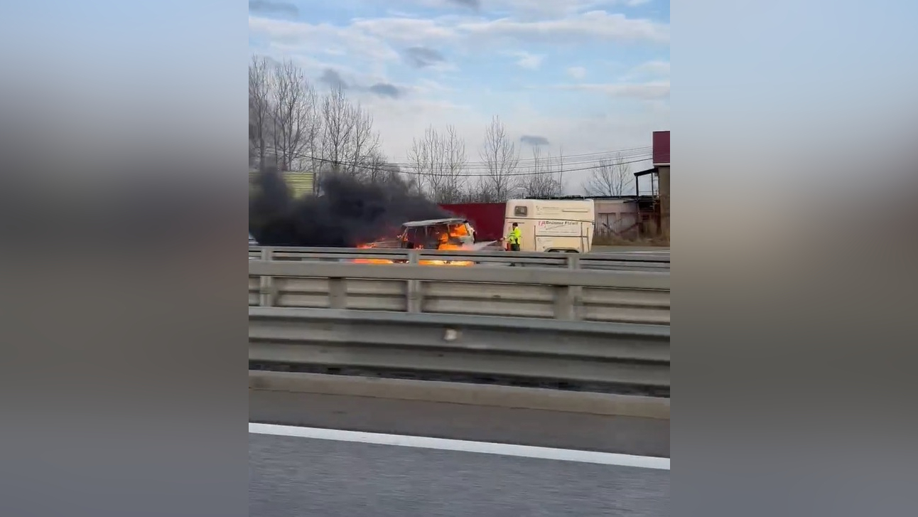 Внедорожник сгорел на трассе под Воронежем: видео с места ЧП