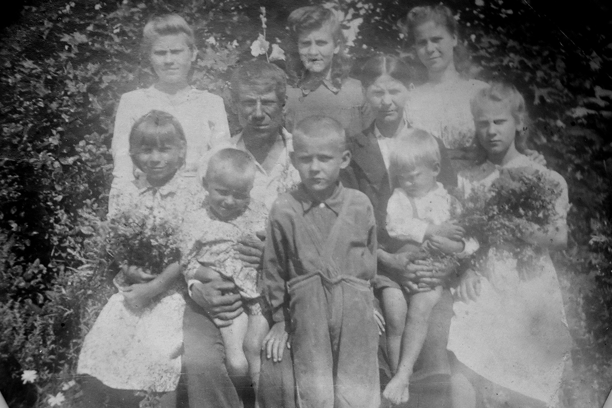 Никита и Анисия Пальчиковы с детьми и внуками. Пелагея – в верхнем ряду в центре. Фото из архива героини публикации