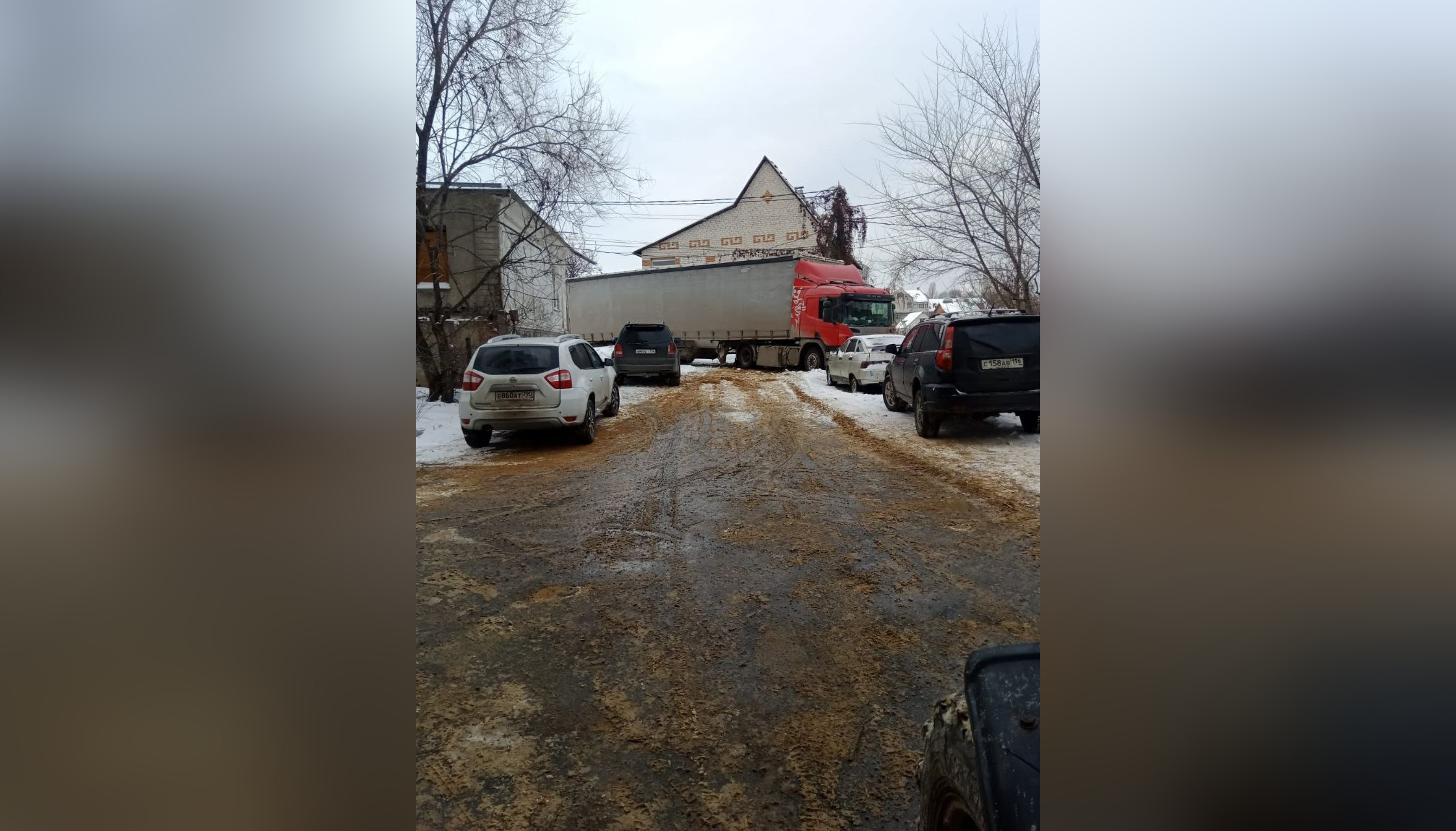 В Воронеже вытащили груженую фуру, застрявшую в тупике на улице Таранченко