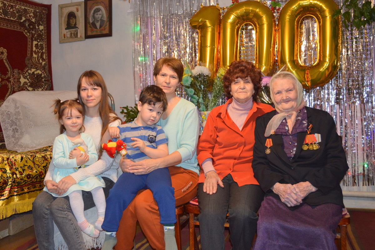 Юбилярша вместе с дочерью Галиной, внучкой, правнучкой и праправнуками