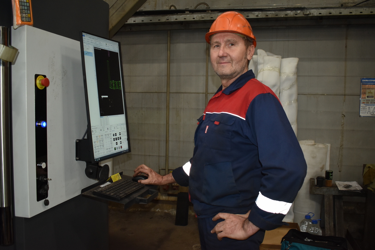 Оператор Дмитрий Скогорев участвует в процессе наладки установки лазерной резки