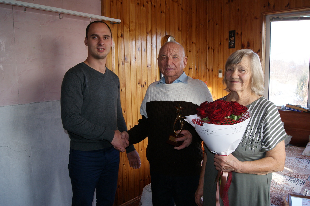 Глава администрации Шестаковского сельского поселения Михаил Красавин поздравил супругов с победой