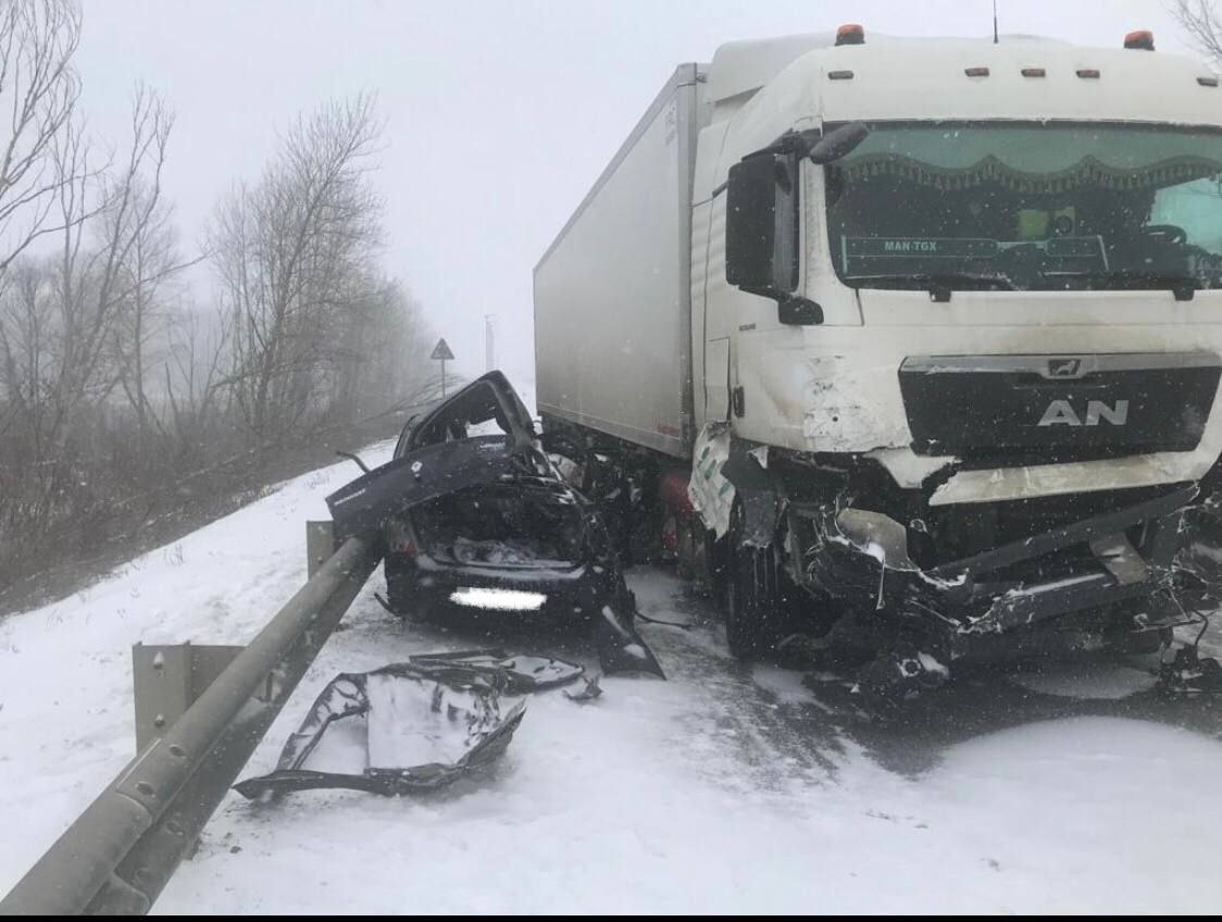 В Воронежской области 25-летний водитель Renault Logan погиб в ДТП с  грузовиком