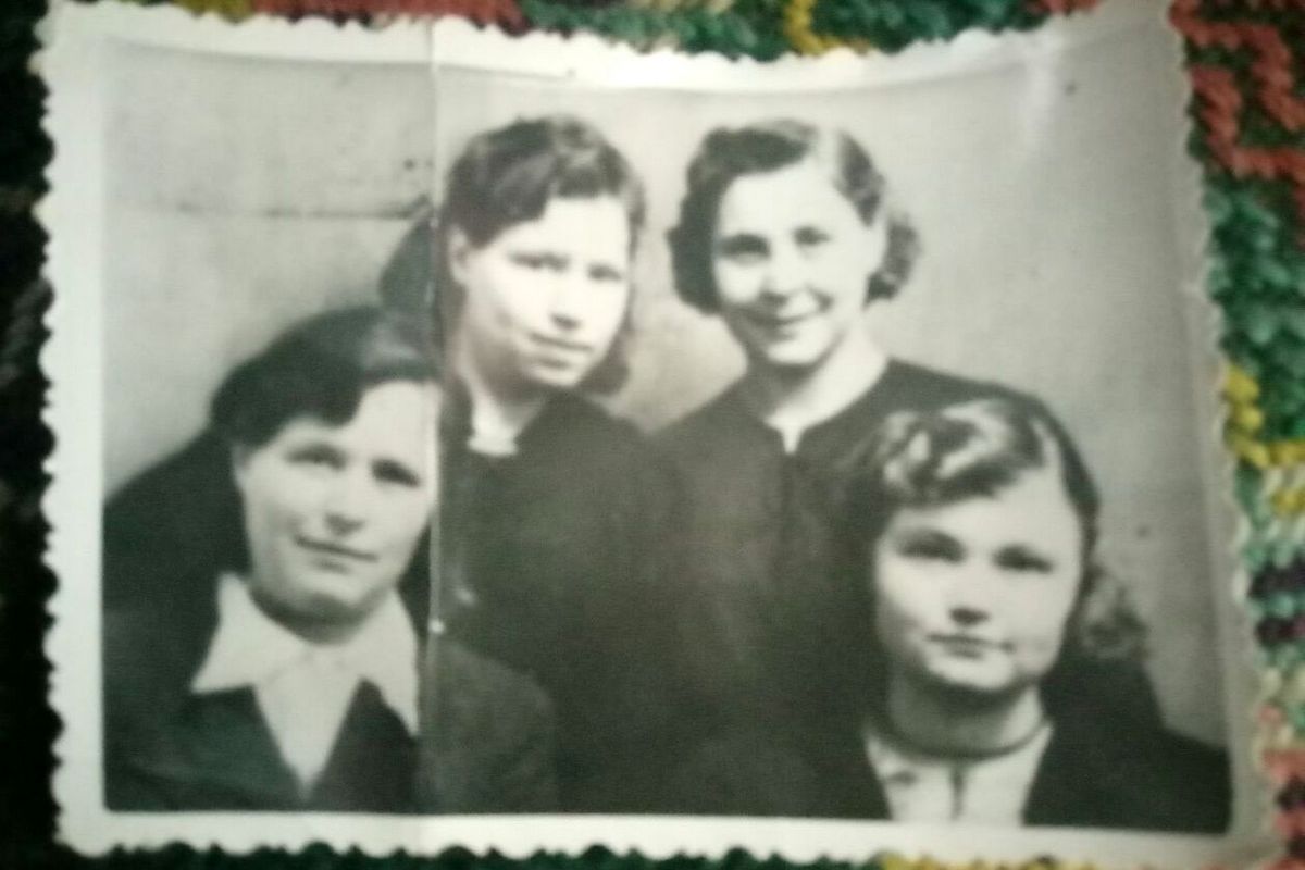 Анна Чупряева (в нижнем ряду справа) вместе с подругами в медучилище