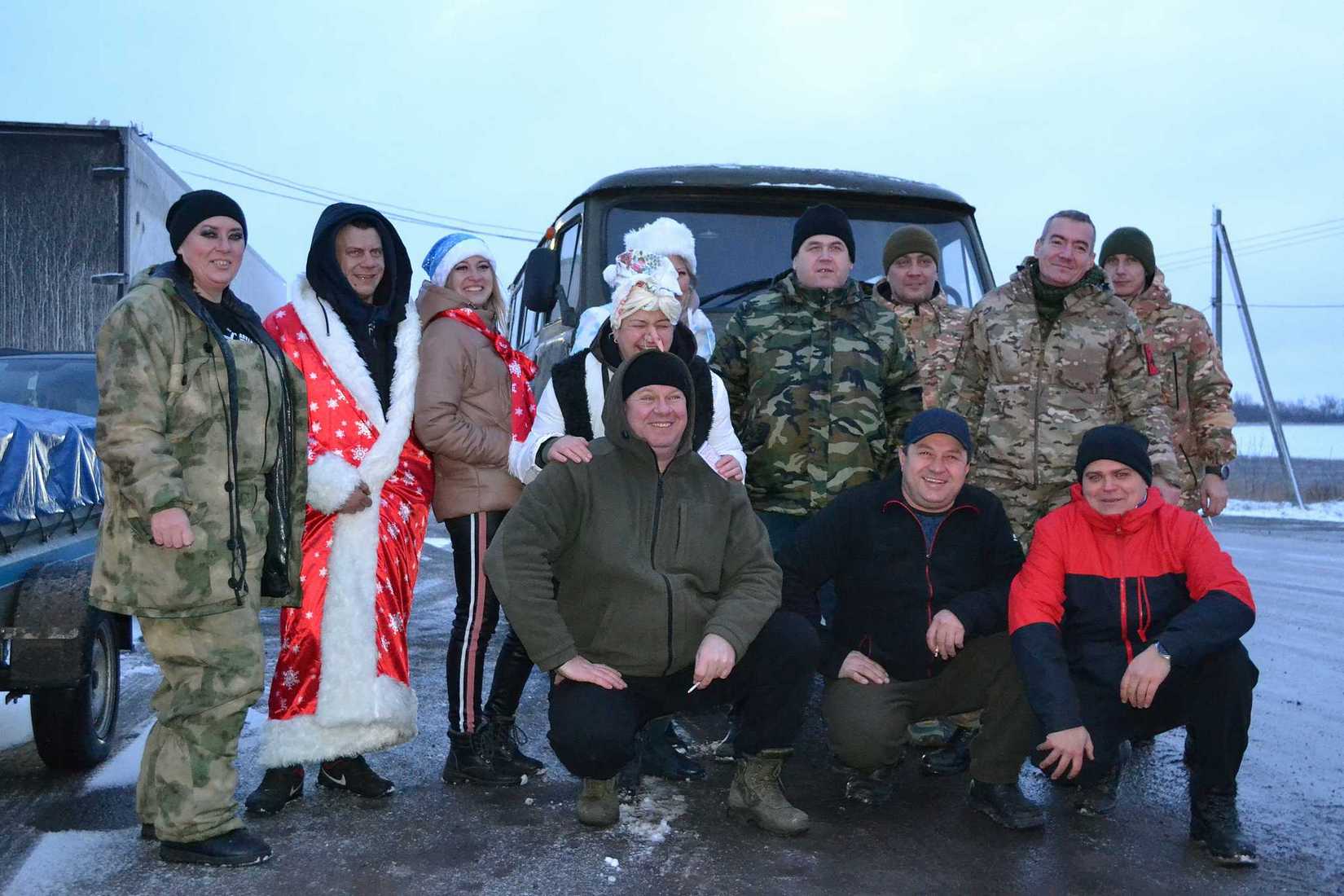 Воронежские волонтеры передали в зону СВО более 500 новогодних подарков и  гуманитарный груз