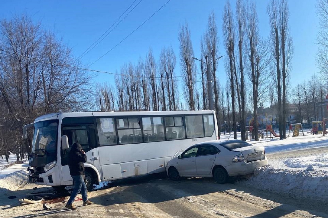 В воронежском микрорайоне Отрожка автобус №60 на полной скорости врезался в  легковушку