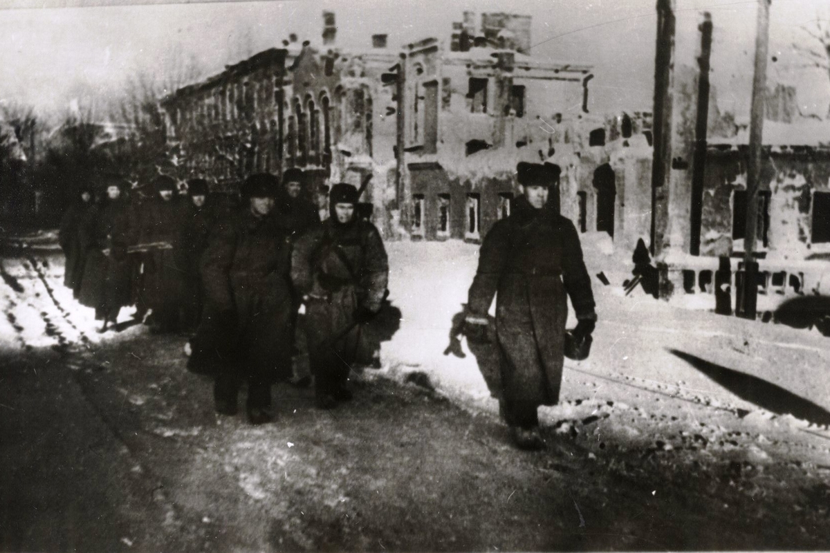Советские воины на улицах освобожденного Воронежа