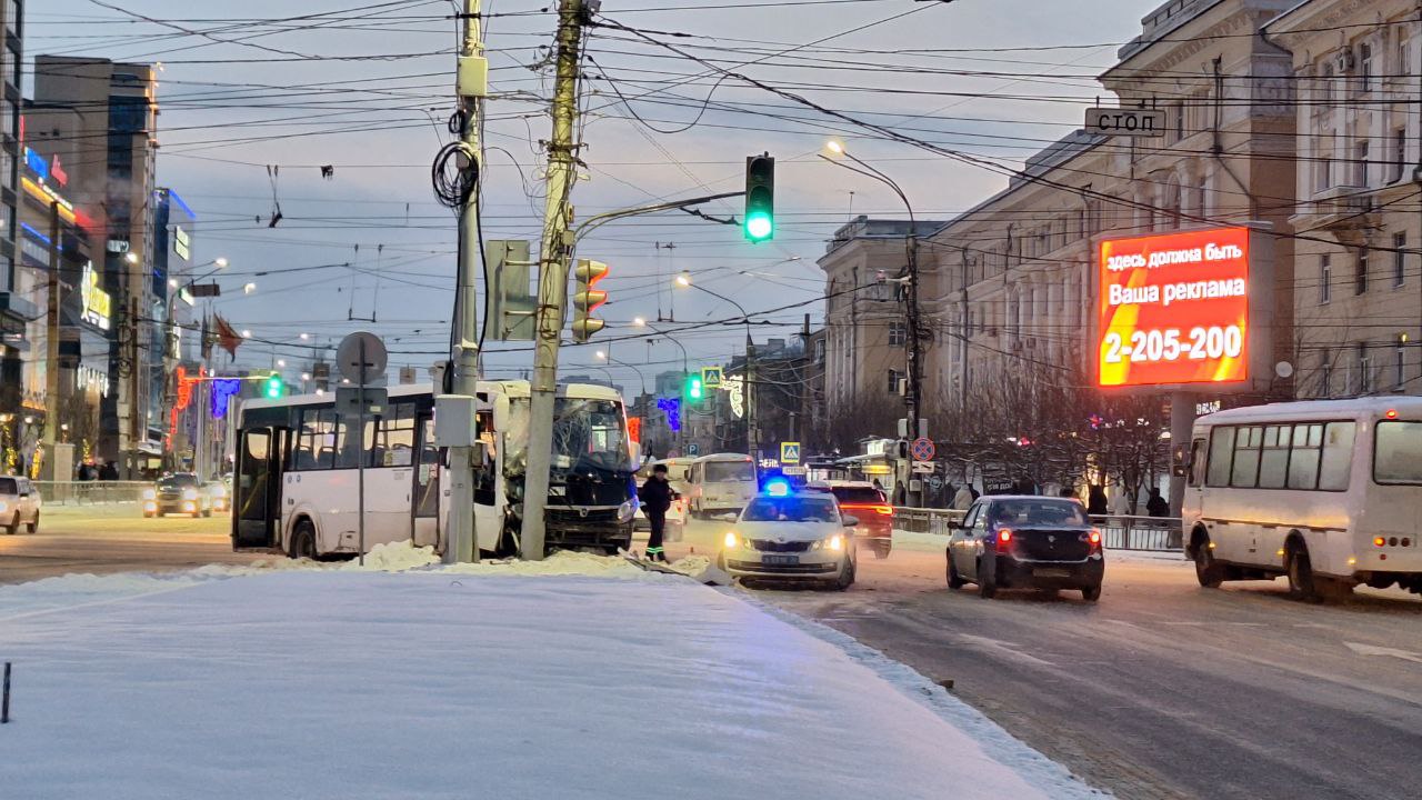 Появились подробности ДТП с маршруткой, влетевшей в столб в Воронеже