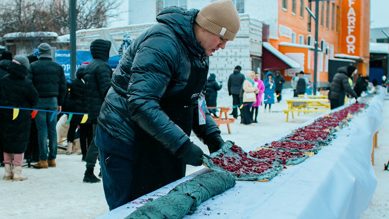 Кулинарный рекорд. В Воронеже приготовили меренговый рулет длиной 103 метра