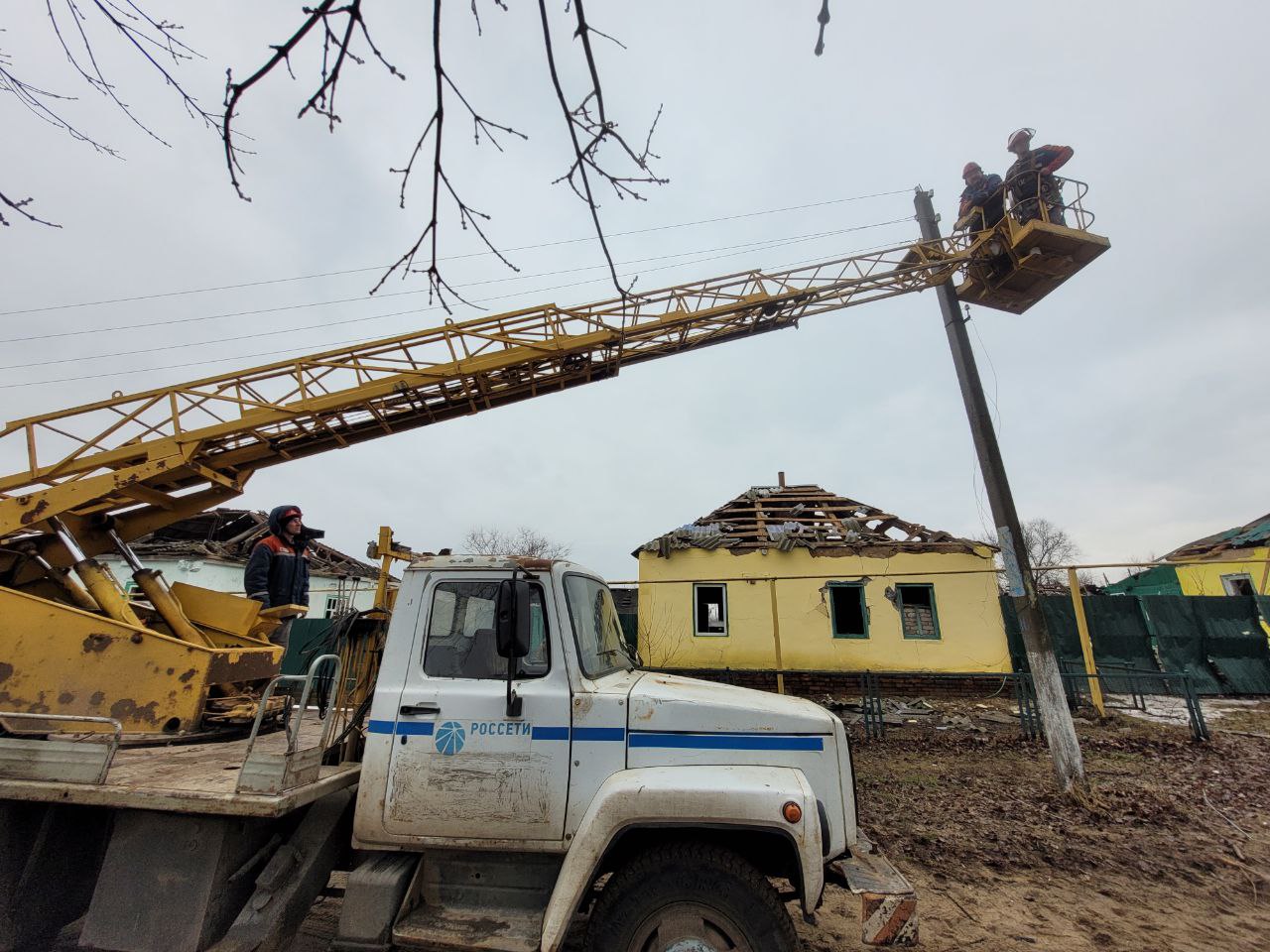 Аварийные службы приступили к работам в селе Петропавловка Воронежской  области