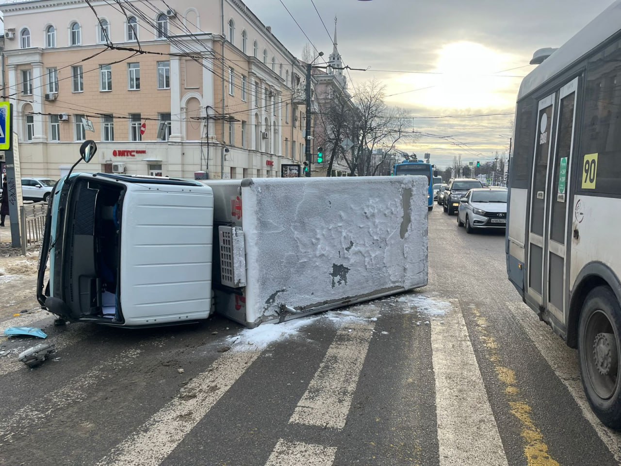 Фургон перевернулся после столкновения с автобусом в центре Воронежа