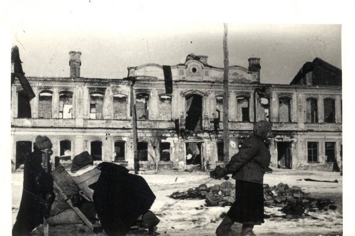 Улицы Воронежа с разрушенными зданиями после боевых действий