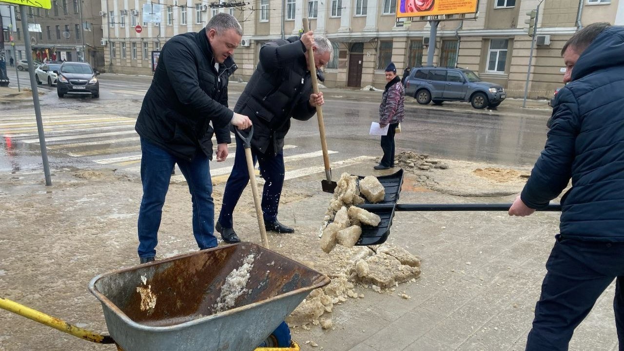 Воронежские депутаты подключились к субботнику по борьбе с экстремальным  гололедом