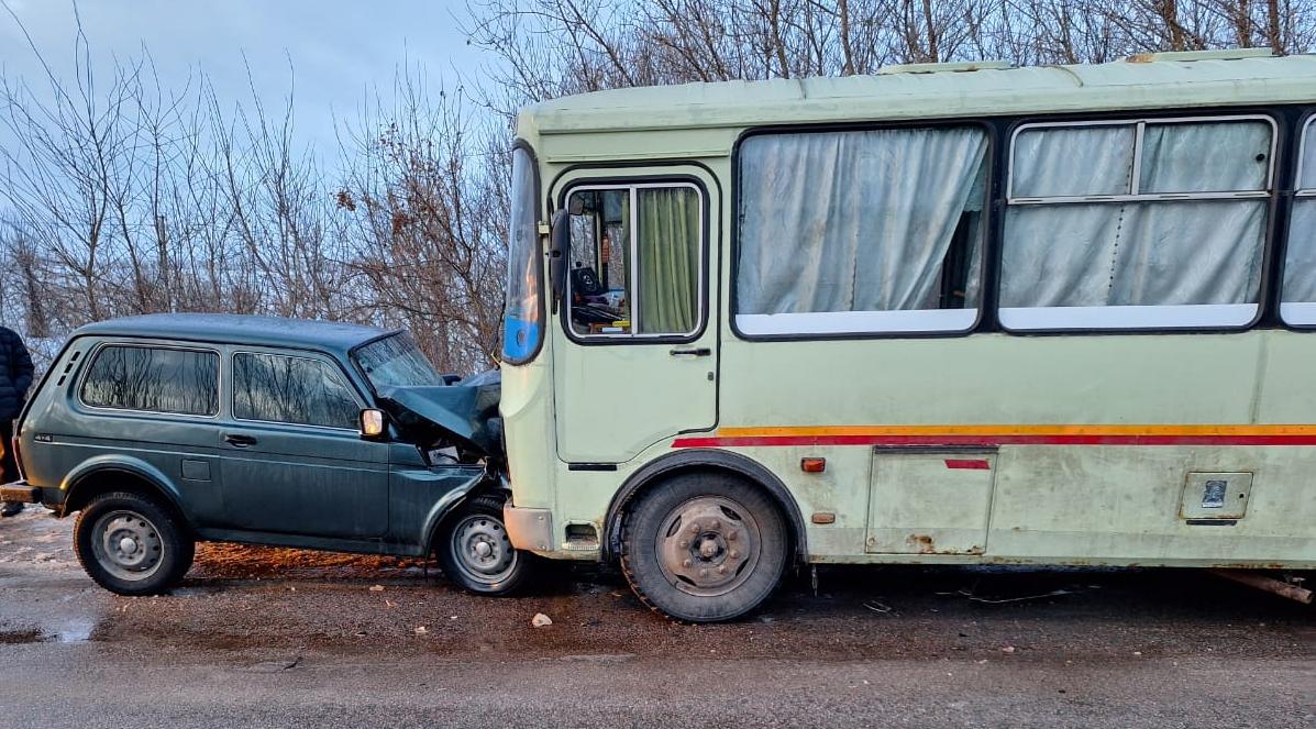 Под Воронежем «Нива» врезалась в автобус на встречной полосе: есть  пострадавший