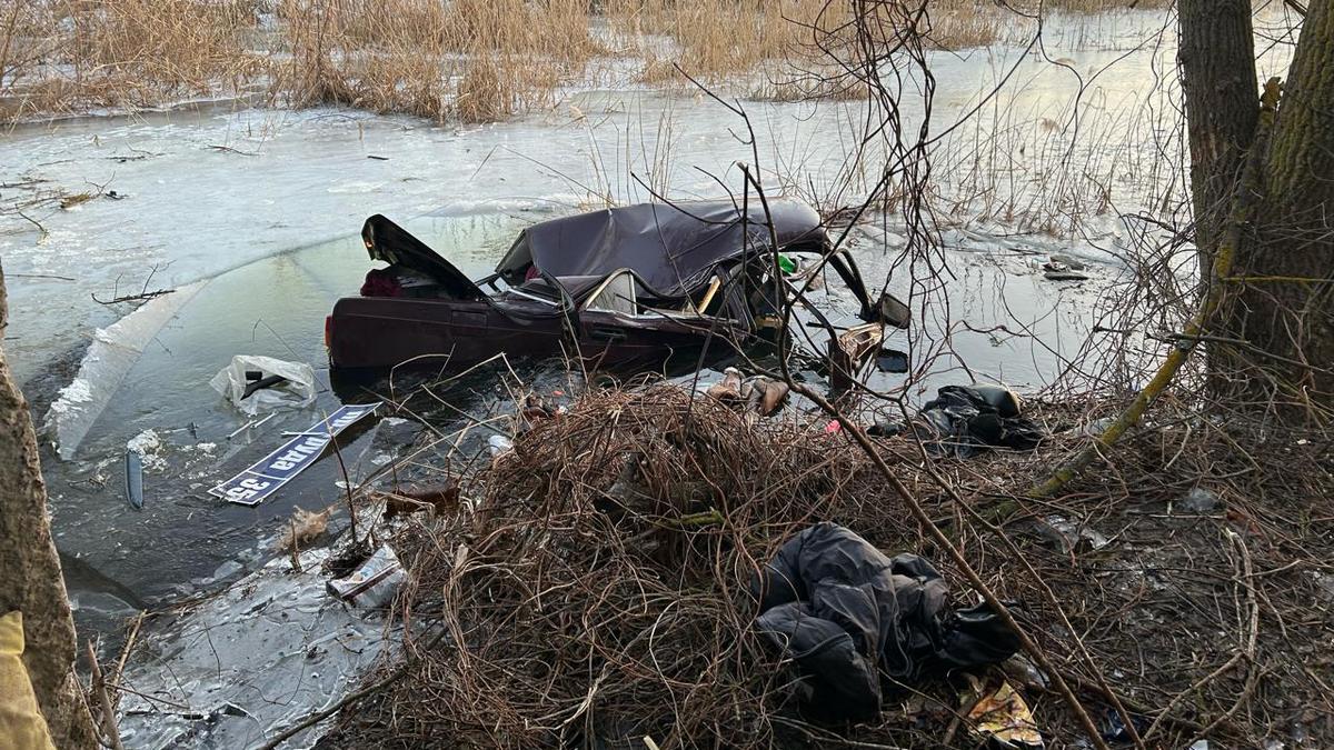 Семерка» с компанией молодежи упала в реку с моста в Воронежской области