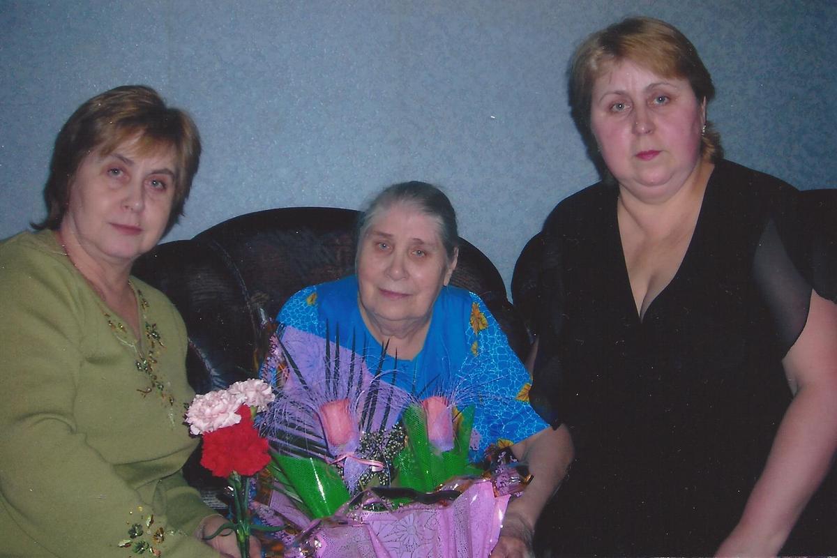 Александра Гуровская с дочерьми Надеждой и Верой, фото из семейного архива