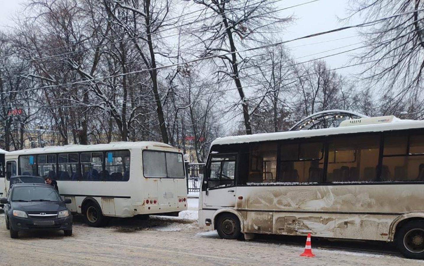 Пешеход пострадал в ДТП с «Ладой» и двумя автобусами возле вокзала Воронеж-1