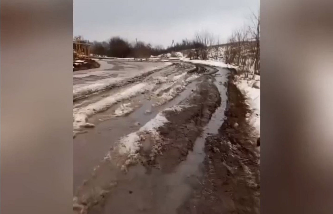 До главы СК РФ дошли жалобы жителей воронежского села Гремячье на бездорожье