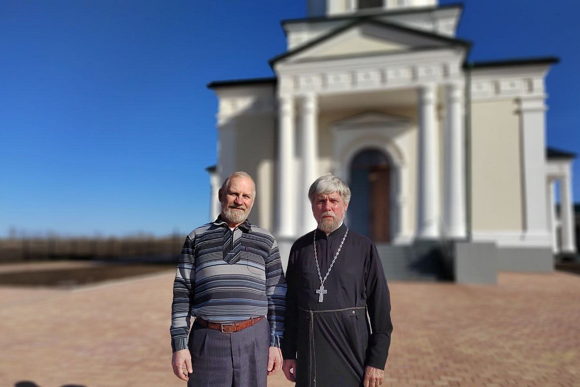 Виктор Епихов и настоятель храма Богоявления Господня иерей Дмитрий Тарасов 
