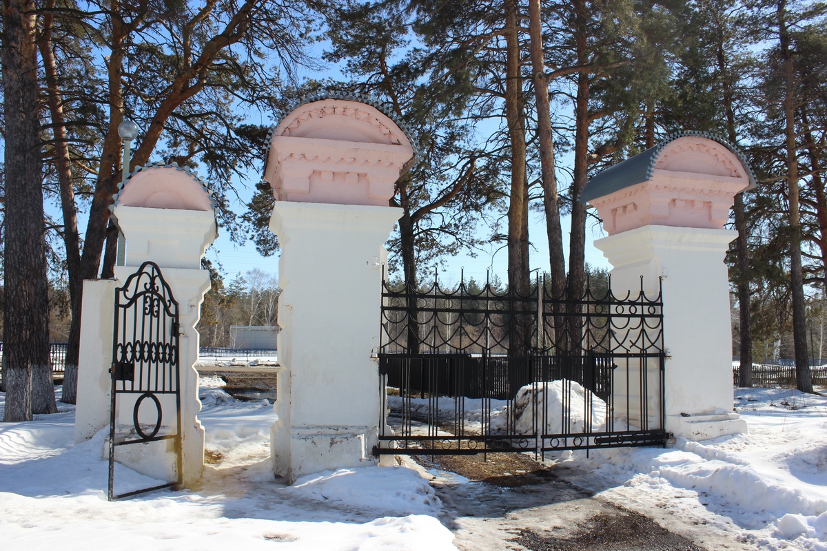 Ворота в усадьбу Трощинского