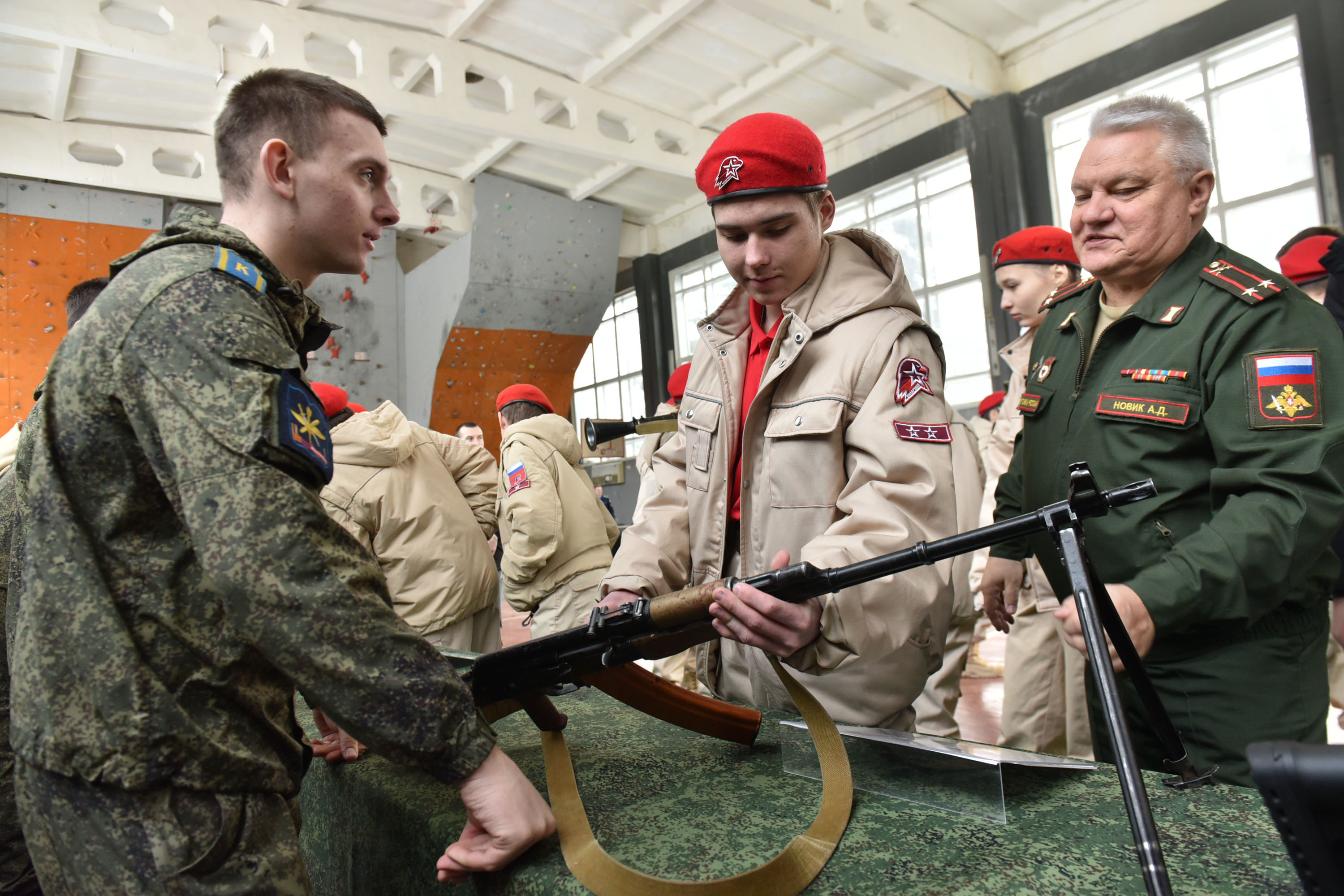 Выставка техники и полевая кухня. В Воронеже прошла военно-патриотическая  акция ко Дню защитника Отечества