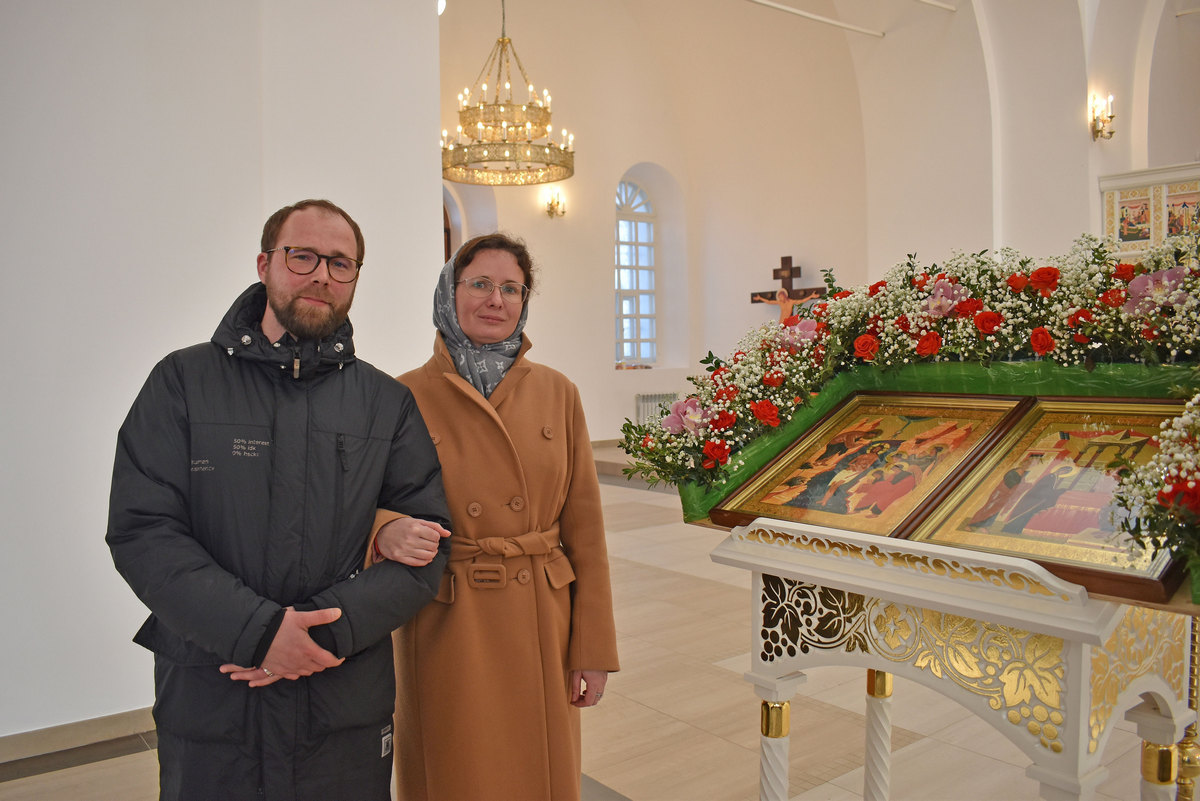 Мария Лукина и ее жених Евгений Вишнев приехали из Воронежа во Владимировку на первую литургию в восстановленном храме