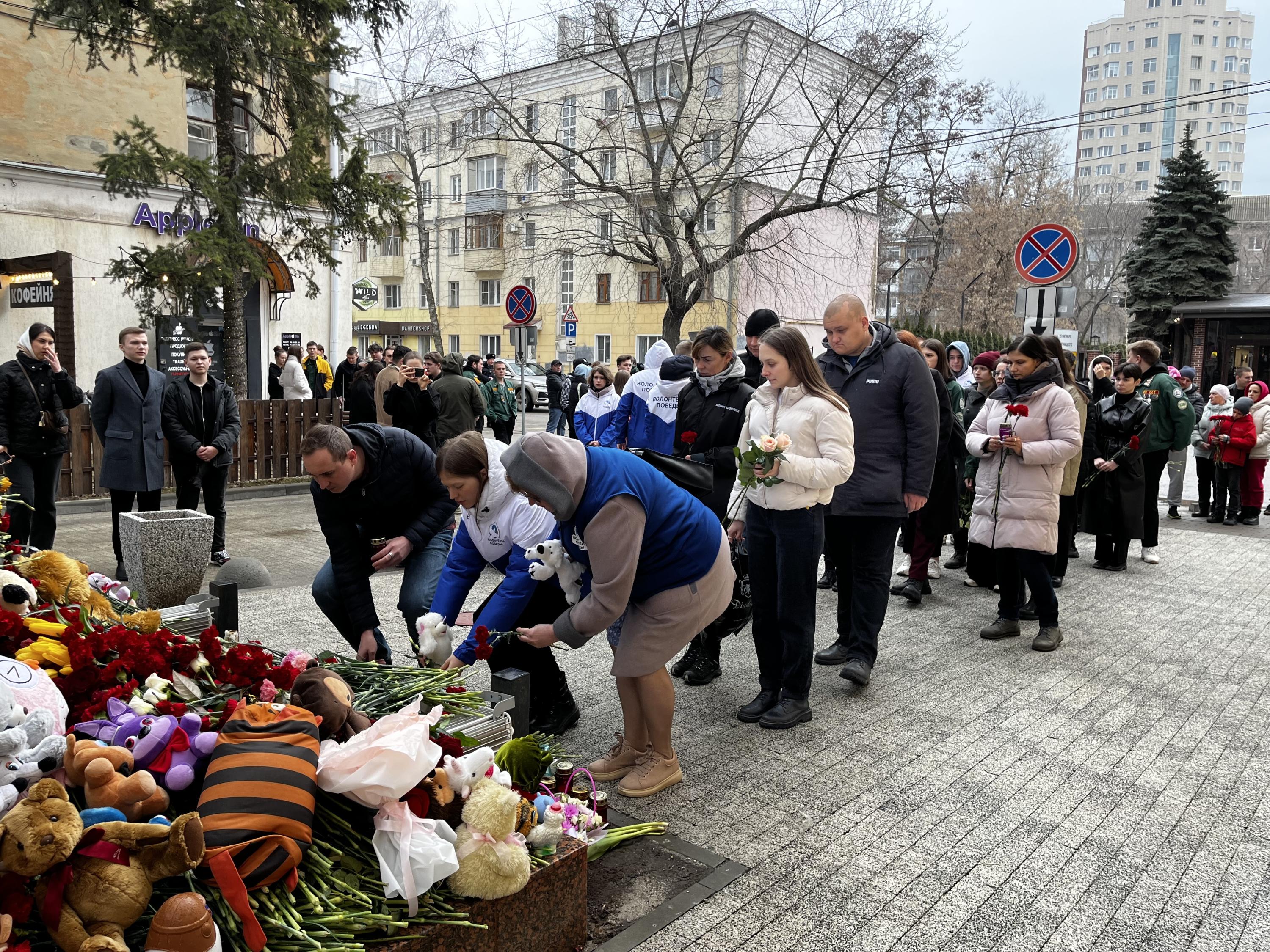 Скорбим вместе со всеми»: воронежцы массово несут цветы к стихийным  мемориалам