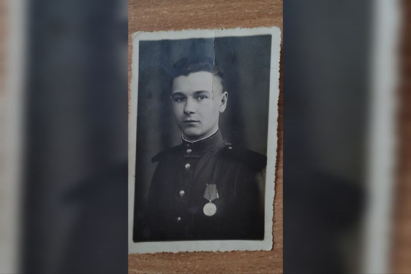 Алексей Кравченко с медалью «За отвагу» на груди, 1946 год