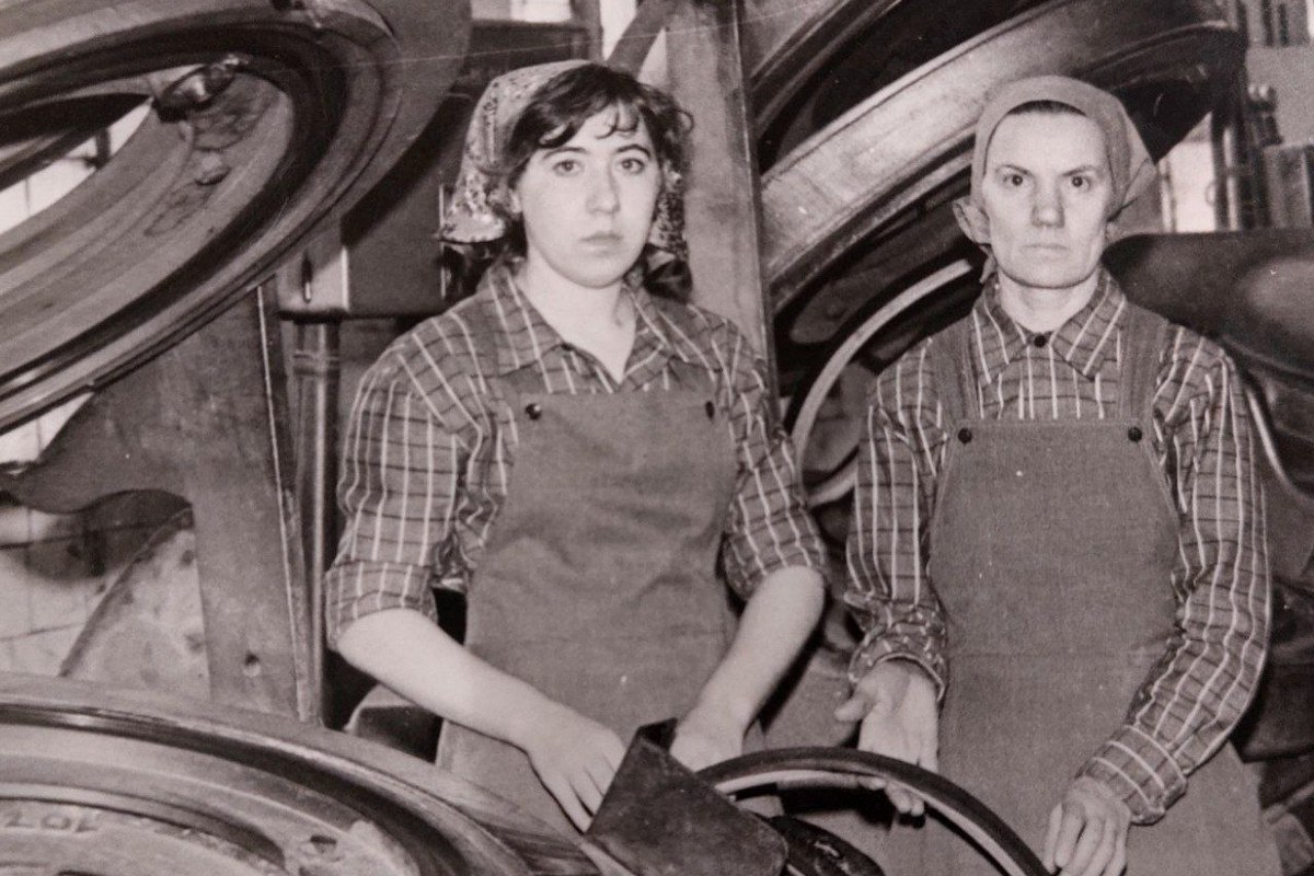 Татьяна Хабарова на шинном заводе с коллегой. Фото из личного архива героини публикации