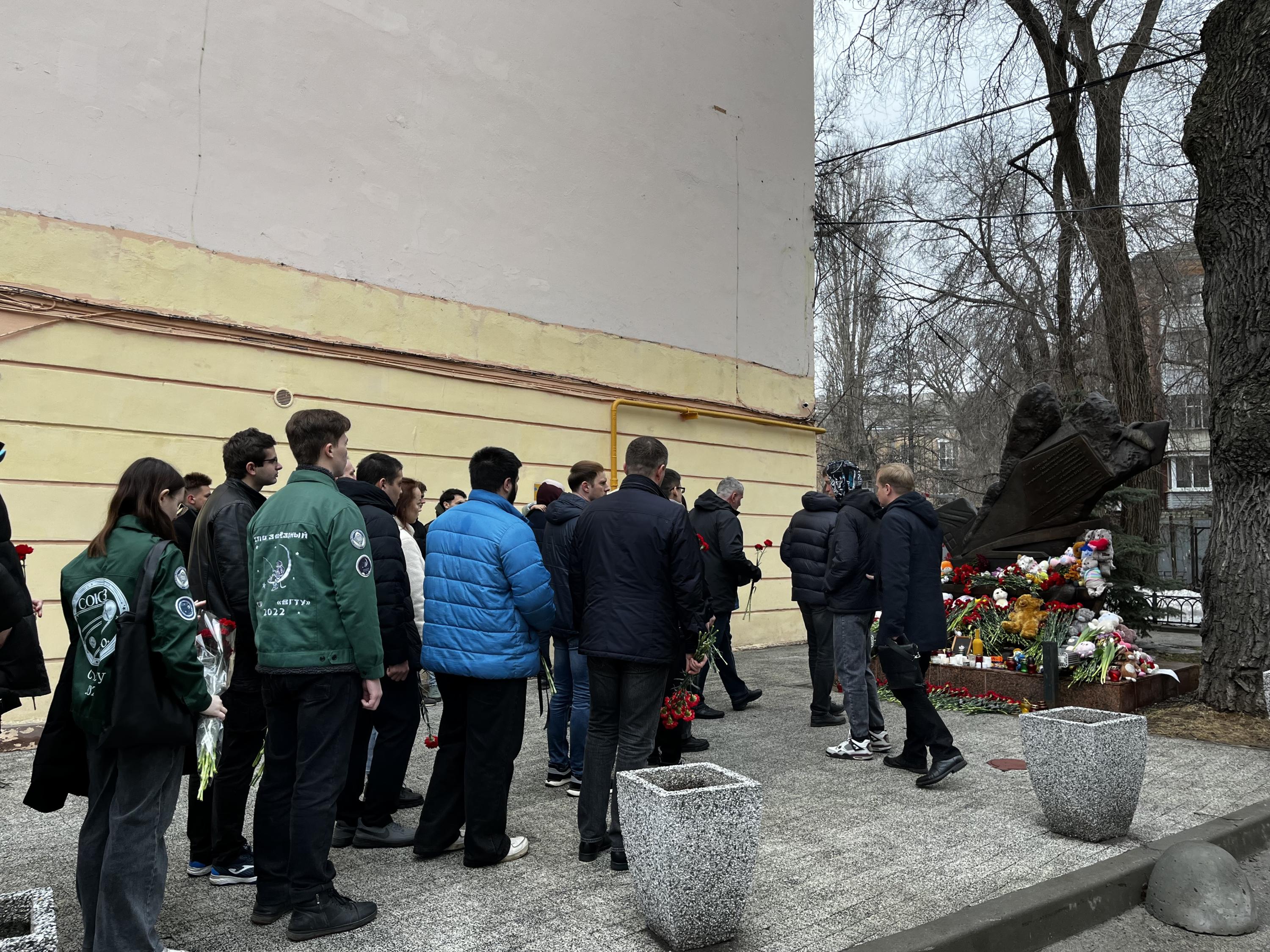 Скорбим вместе со всеми»: воронежцы массово несут цветы к стихийным  мемориалам