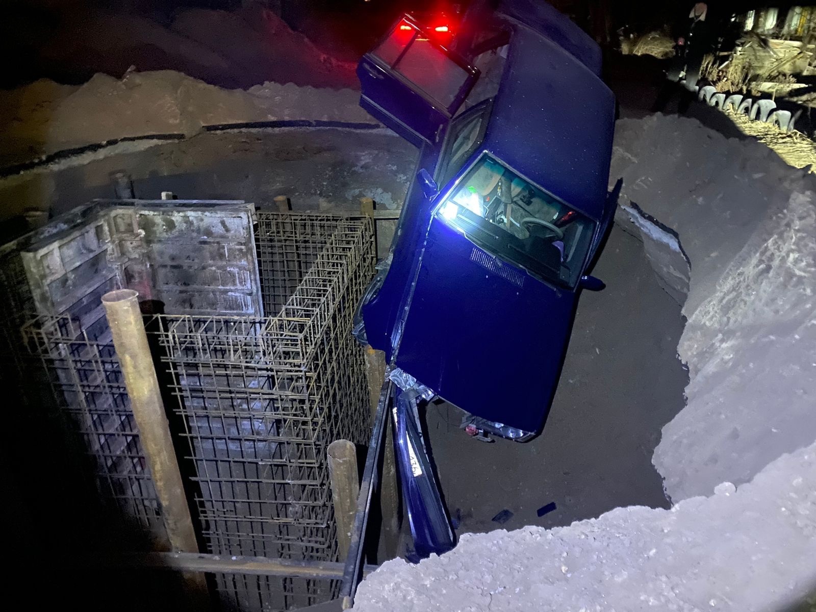 В Воронежской области машина упала в огромную яму, вырытую для ремонта  теплотрассы