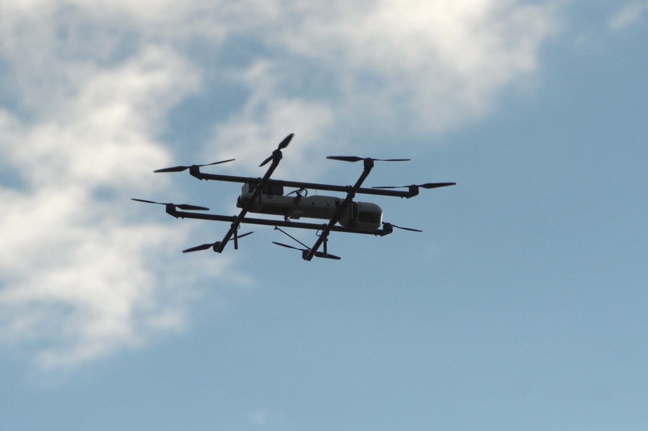 Квадрокоптер для человека. Как найти дронов. Мужчина с квадрокоптером. Пилот бпла. Беспилотные авиационные системы.