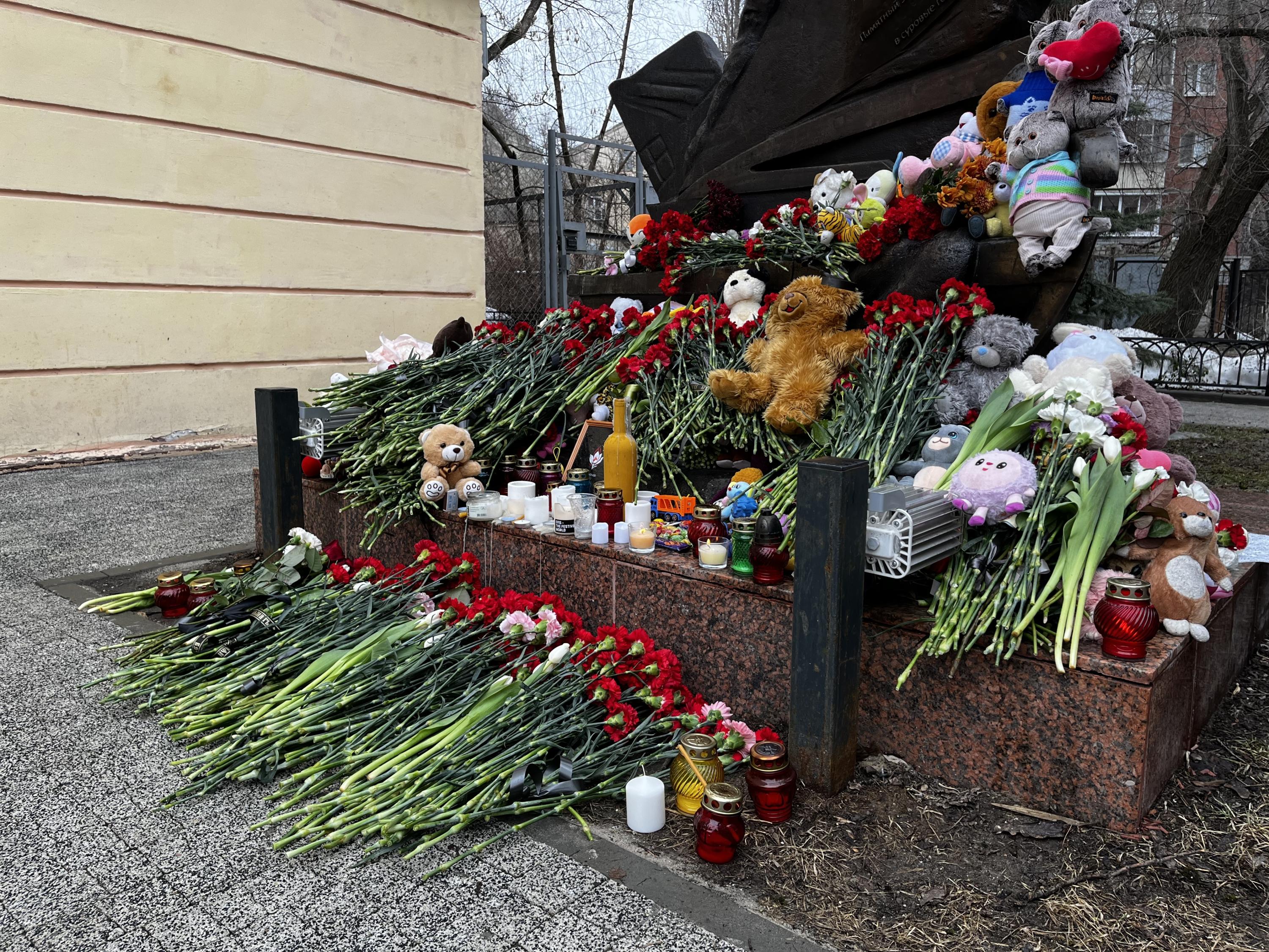 Скорбим вместе со всеми»: воронежцы массово несут цветы к стихийным  мемориалам