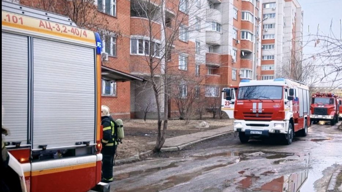 В Воронеже 10 взрослых и 8 детей эвакуировали из многоэтажки из-за пожара в  подвале