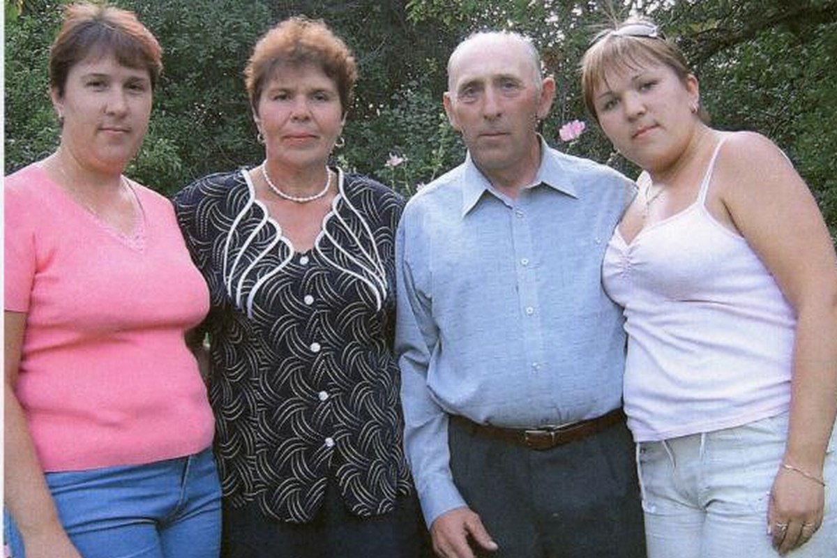 Супруги Беловы с дочерьми Людмилой и Татьяной  