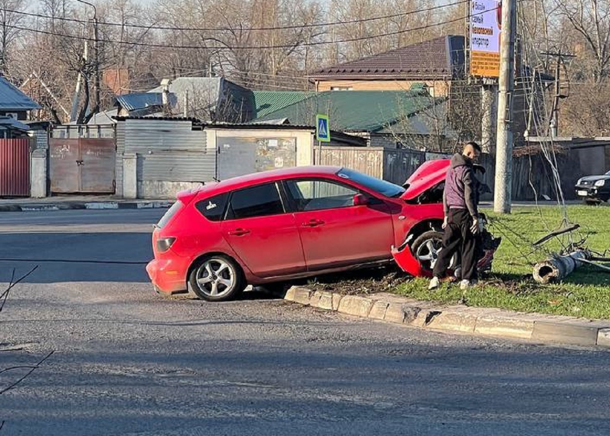 Замеченная на месте массовой драки Mazda протаранила и свалила столб в  Воронеже: видео