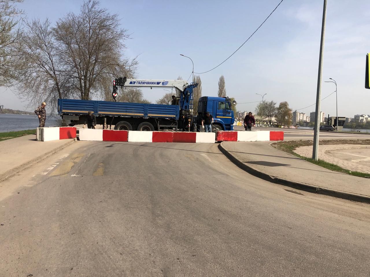 В Воронеже перекрыли часть парковки на дамбе Чернавского моста