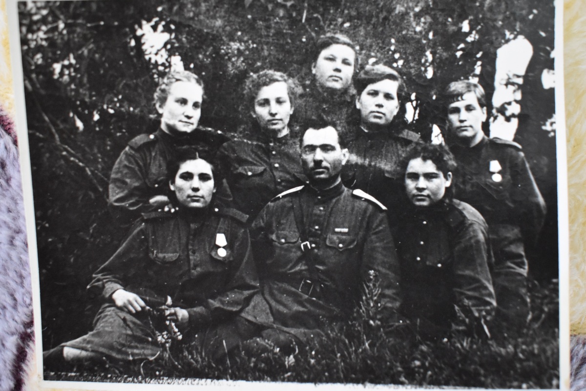 Анна Курзанова (в третьем ряду) с сослуживцами и командиром отряда