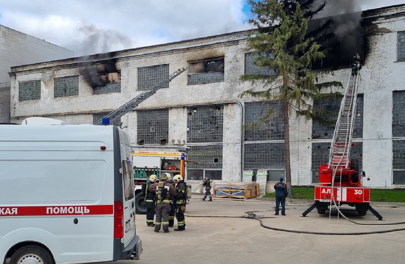 Трое погибли и двое пострадали при пожаре на заводе в Воронеже: на месте  работает СК