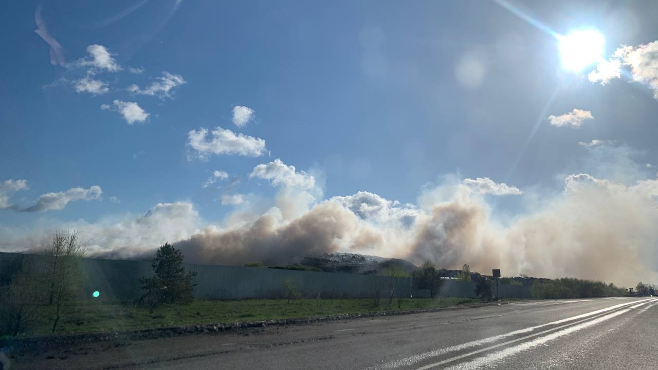 В Бабяково под Воронежем загорелся мусорный полигон