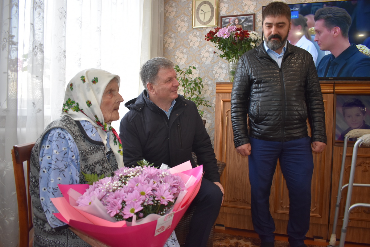 Пожелать здоровья Марии Семеновне в ее день рождения пришли представители власти 