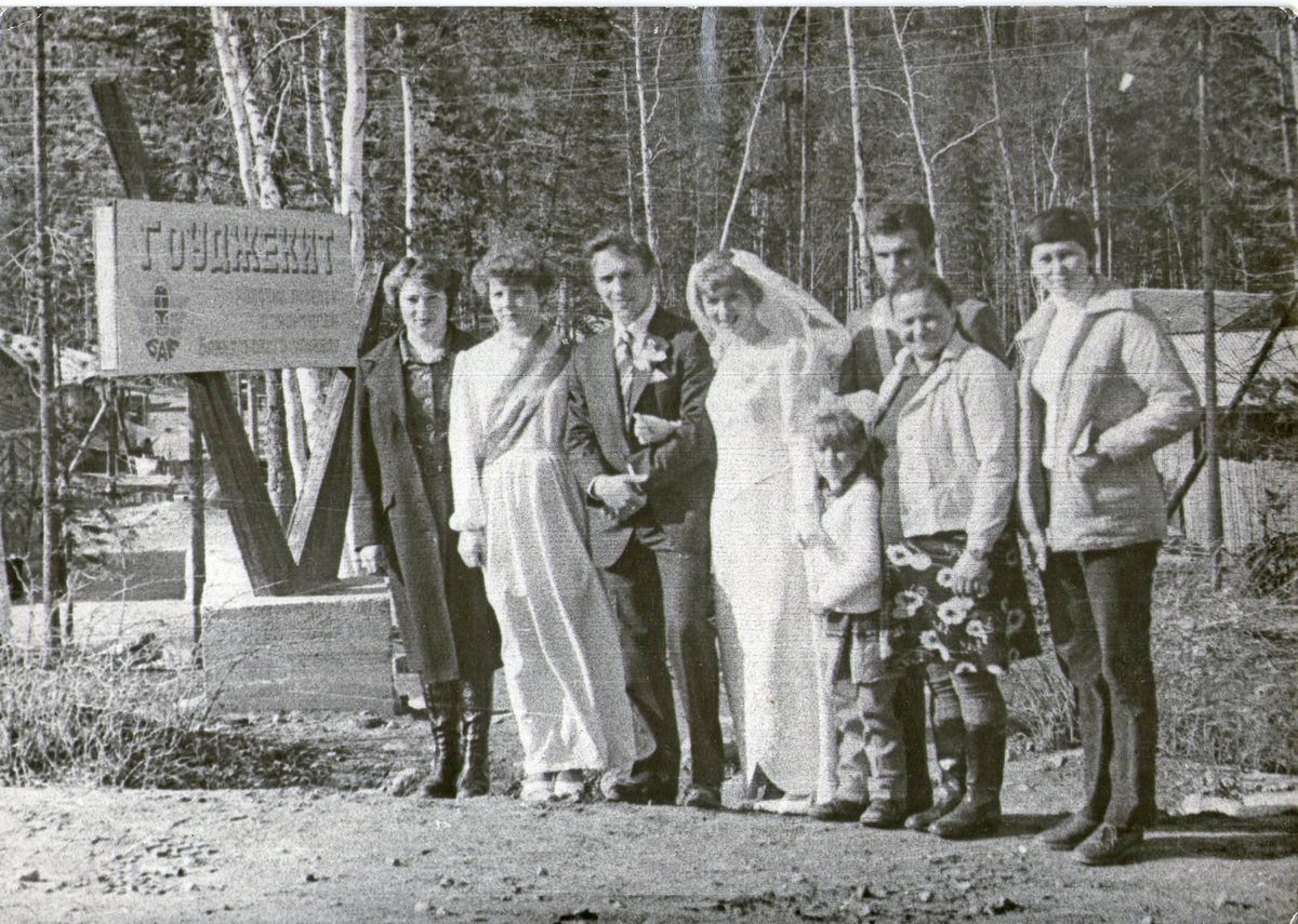 Молодые люди играли свадьбы на БАМе, Раиса Котова — первая слева, 1980 год. Фото из архива героини публикации