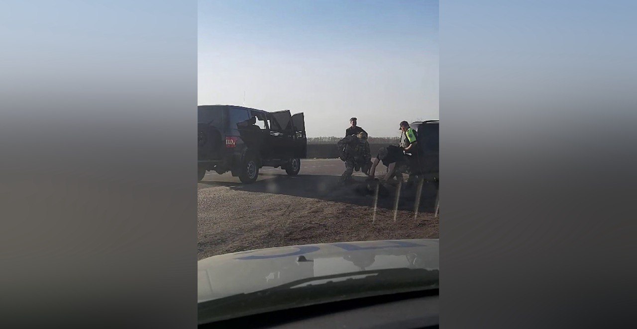 Деньги нужны были на операцию»: появилось видео задержания воронежца,  ограбившего фермера