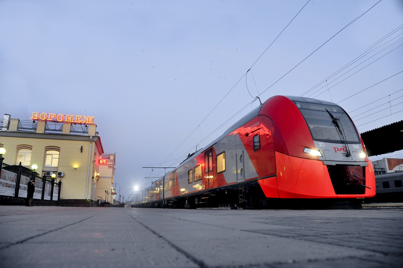 Ростов на дону петербург жд. Коростной электропоезд «Ласточка». Электропоезд Ласточка в Воронеже на 1 вокзале. РЖД вокзал Воронеж. Поезд Ласточка Воронеж Москва.