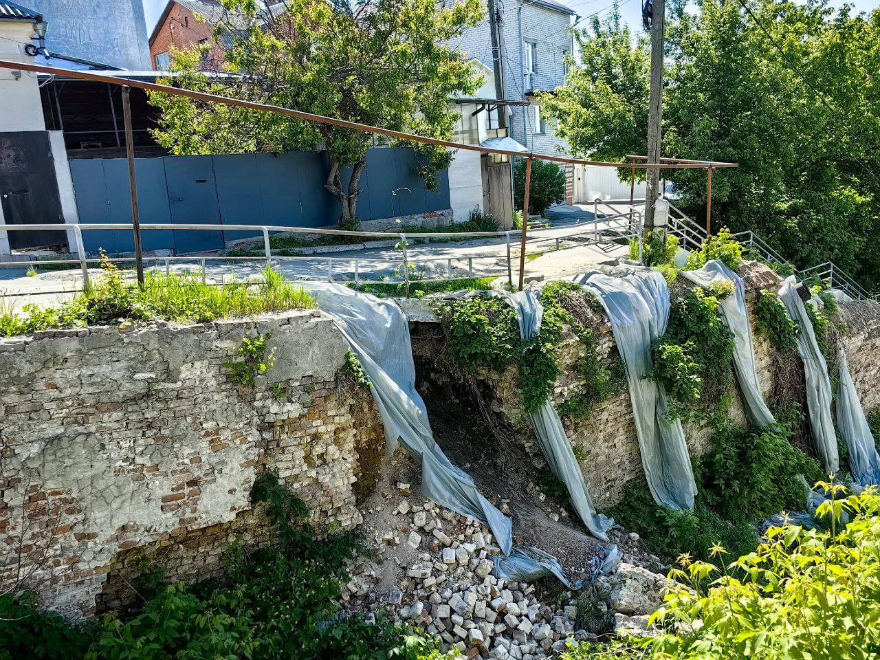 СК проведет проверку после разрушения старинной подпорной стены Ильинского  съезда в Воронеже