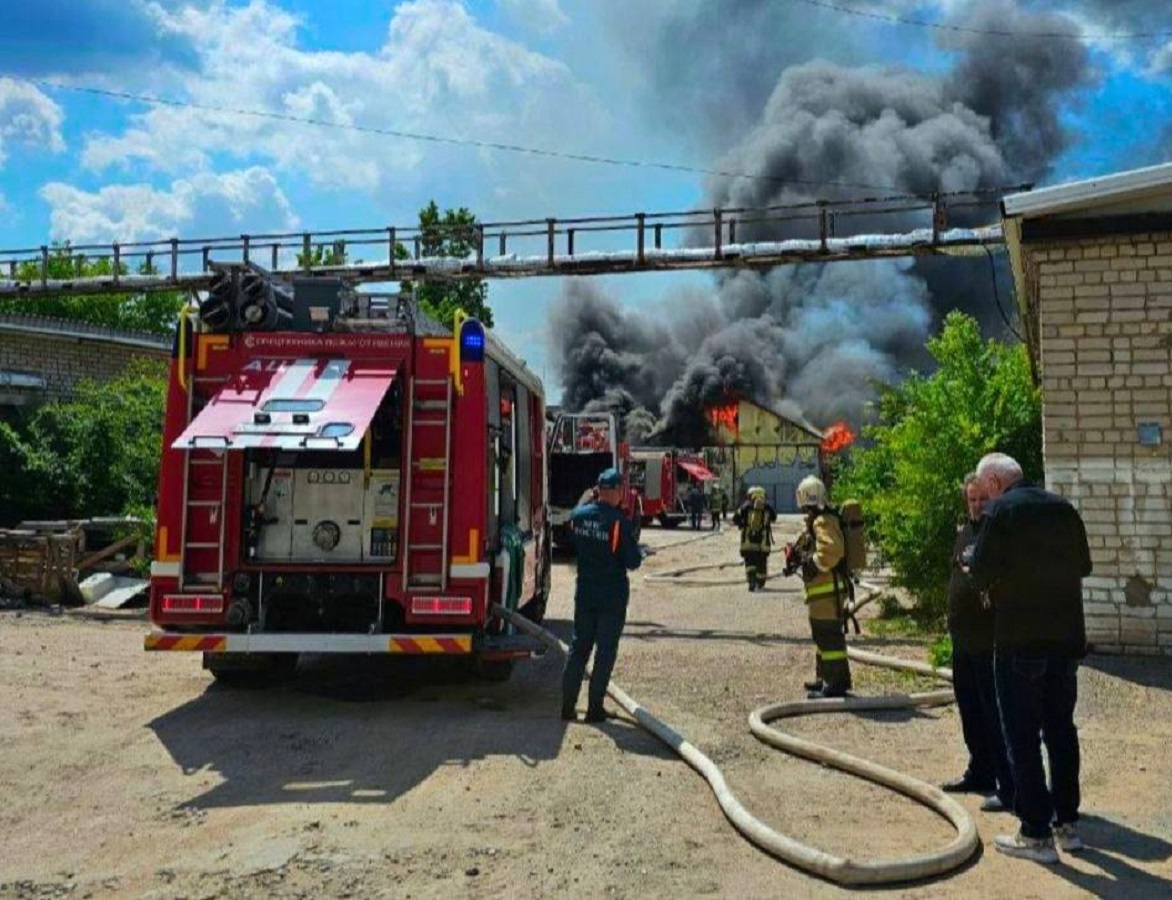 В Воронеже крупный пожар произошел на складе в Придонском: видео