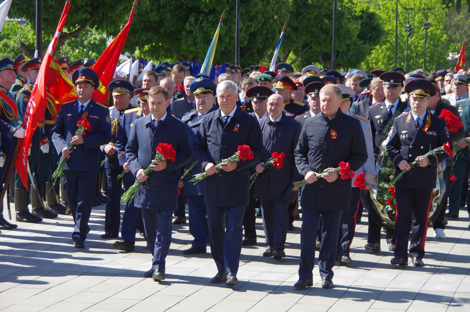 Губернатор Александр Гусев возложил цветы к Могиле Неизвестного Солдата на  площади Победы в Воронеже