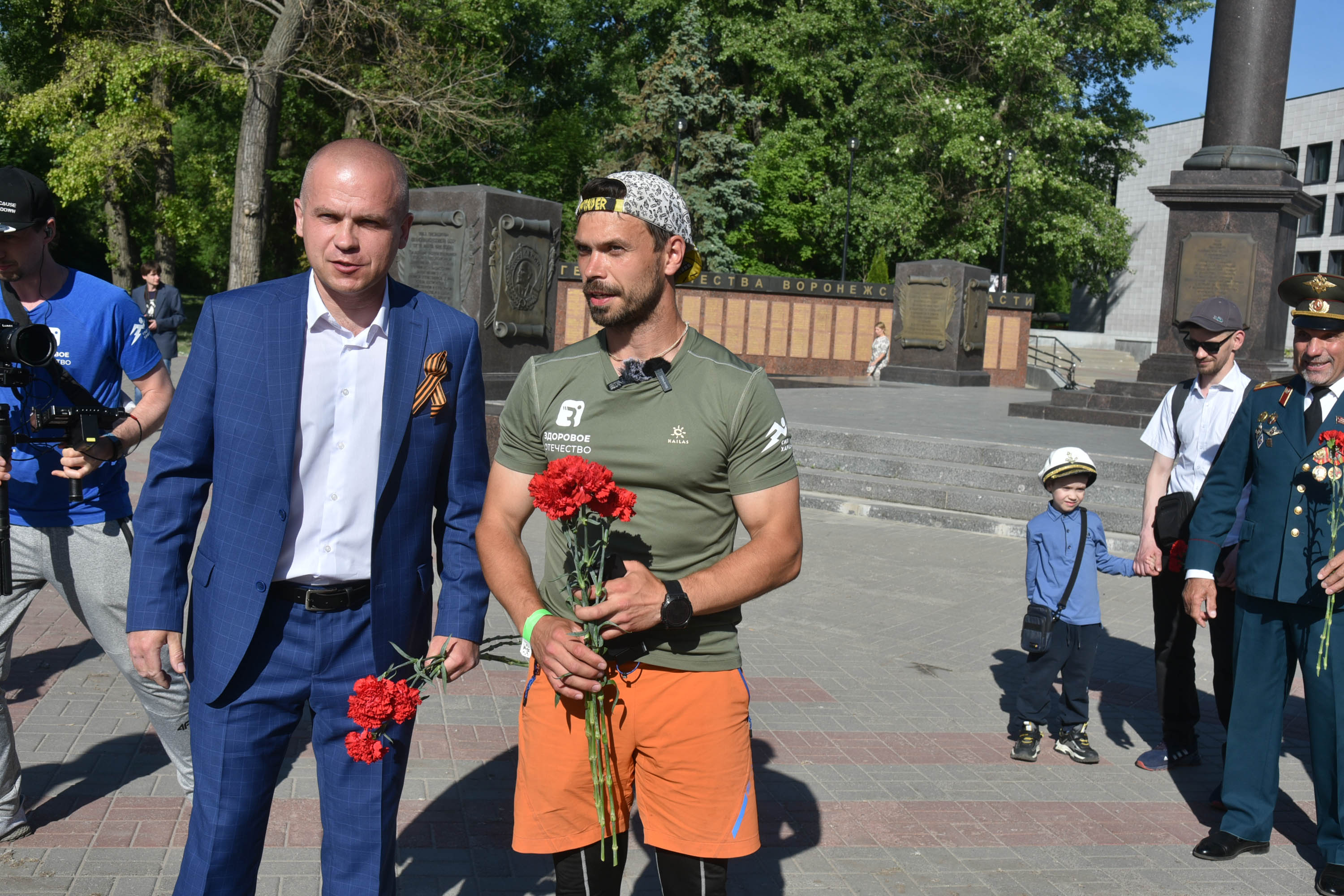 В день по 80 километров в честь 80-летия освобождения страны. В Воронеж  прибежал марафонец Станислав Логинов