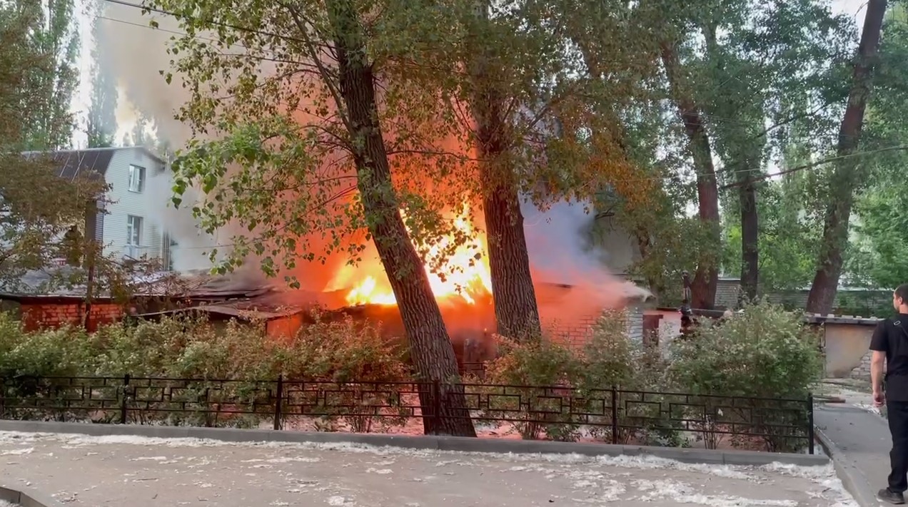 В Воронеже на улице Минской загорелись сараи: видео