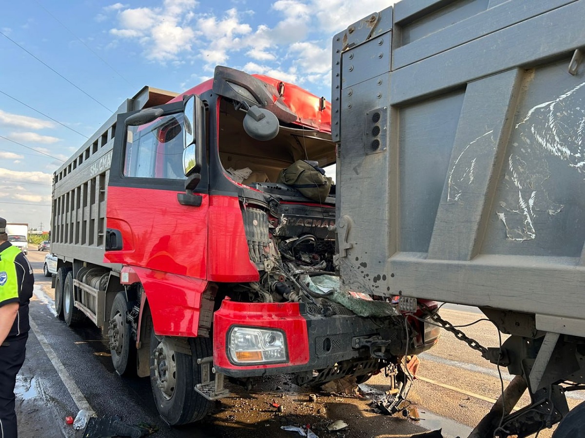 В Воронеже 58-летний мужчина погиб при столкновении 3 грузовиков